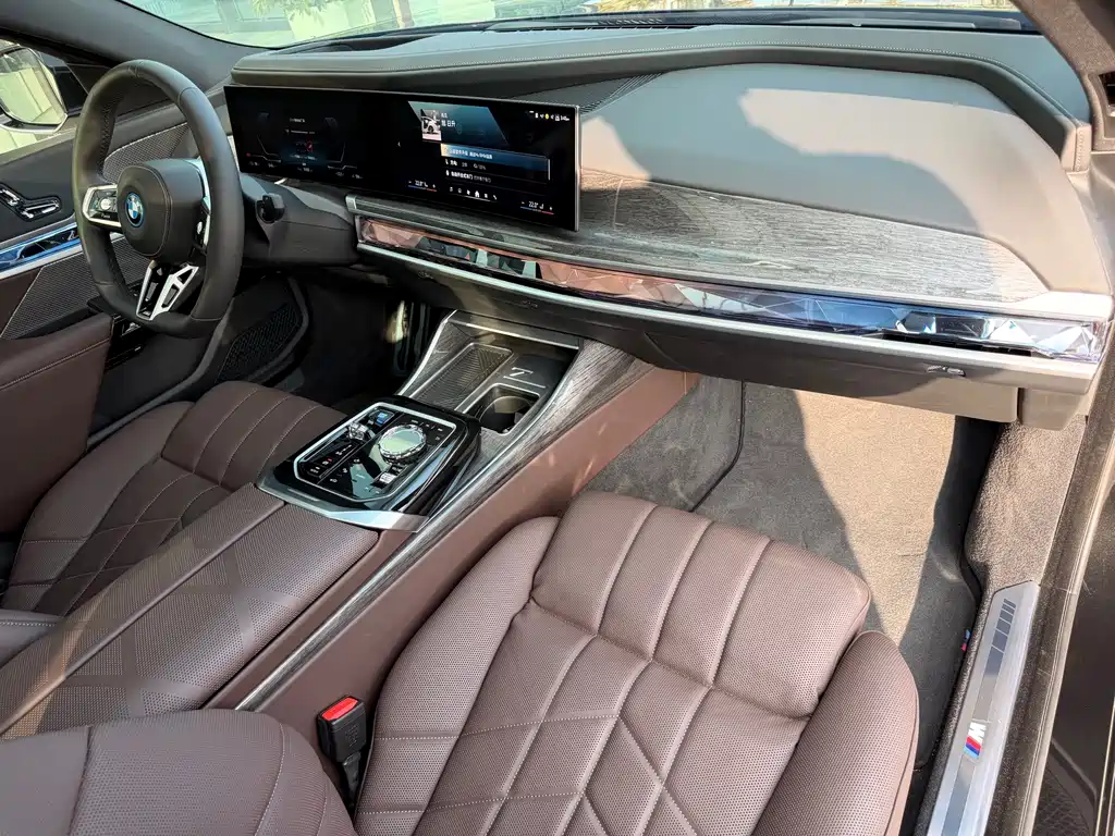 BMW i7 — миниатюра 21