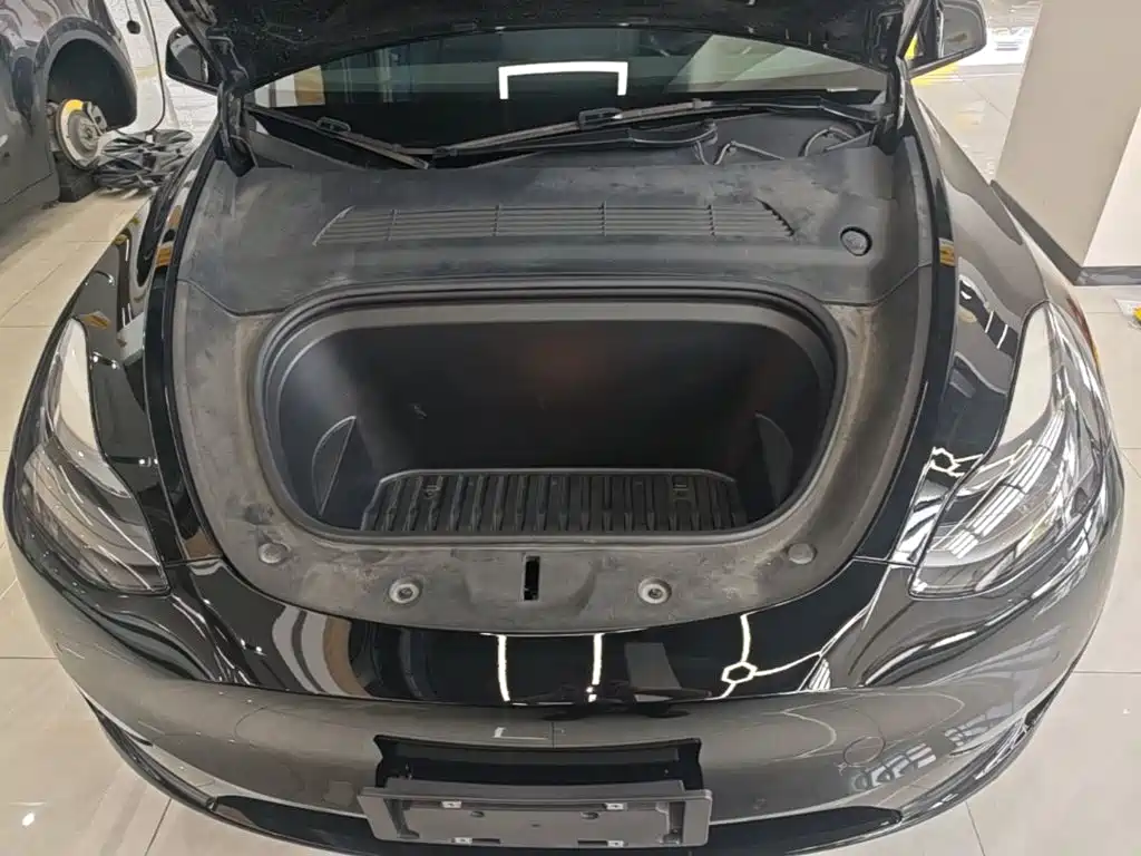 Tesla Model Y — миниатюра 20