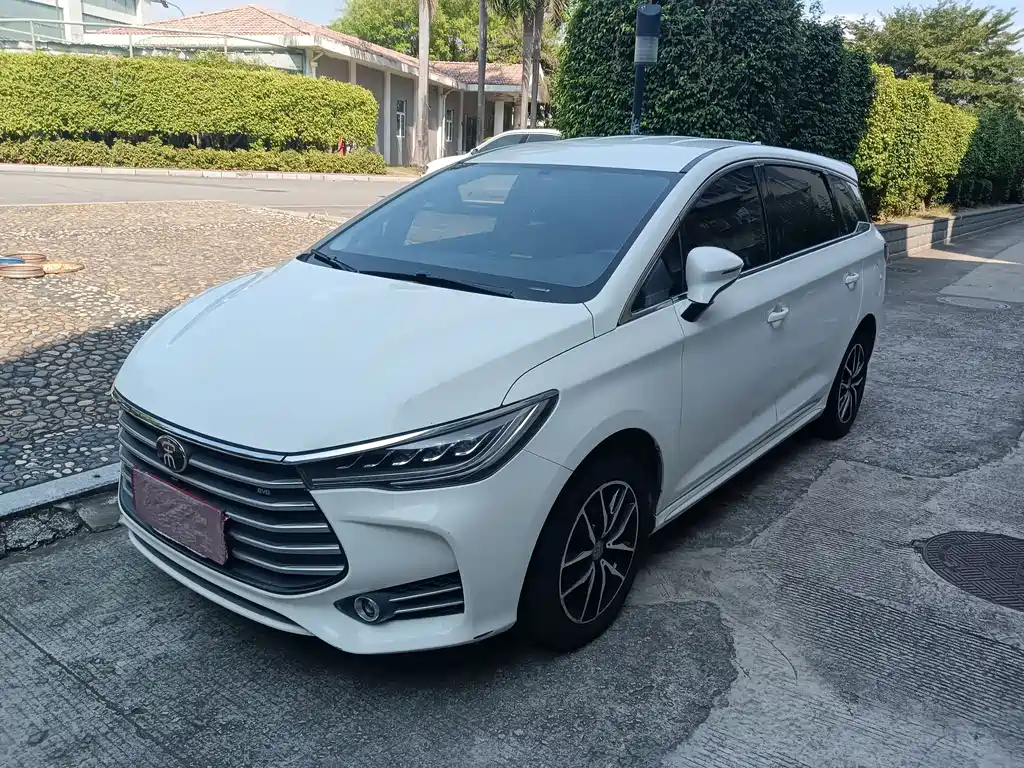 BYD MAX