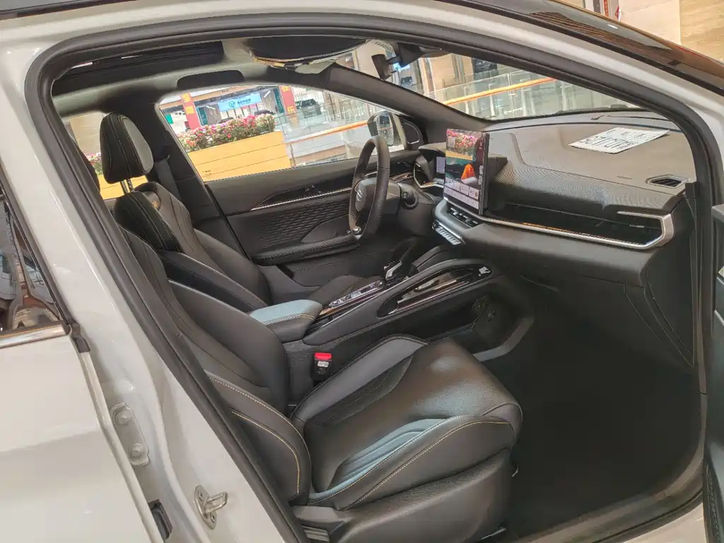 Geely Binyue — миниатюра 9