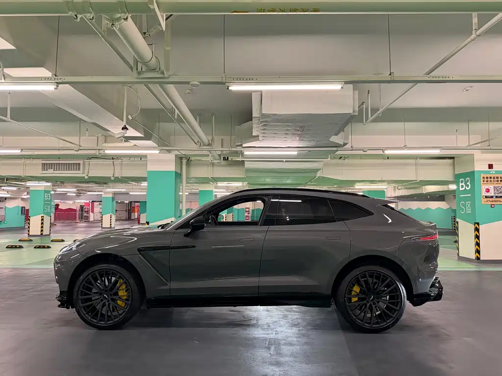 Aston Martin DBX 2025 4.0T V8 707