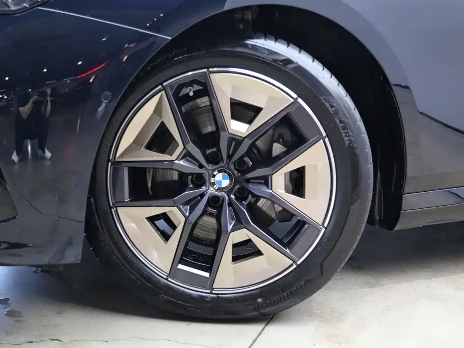 BMW 5 Series — миниатюра 27