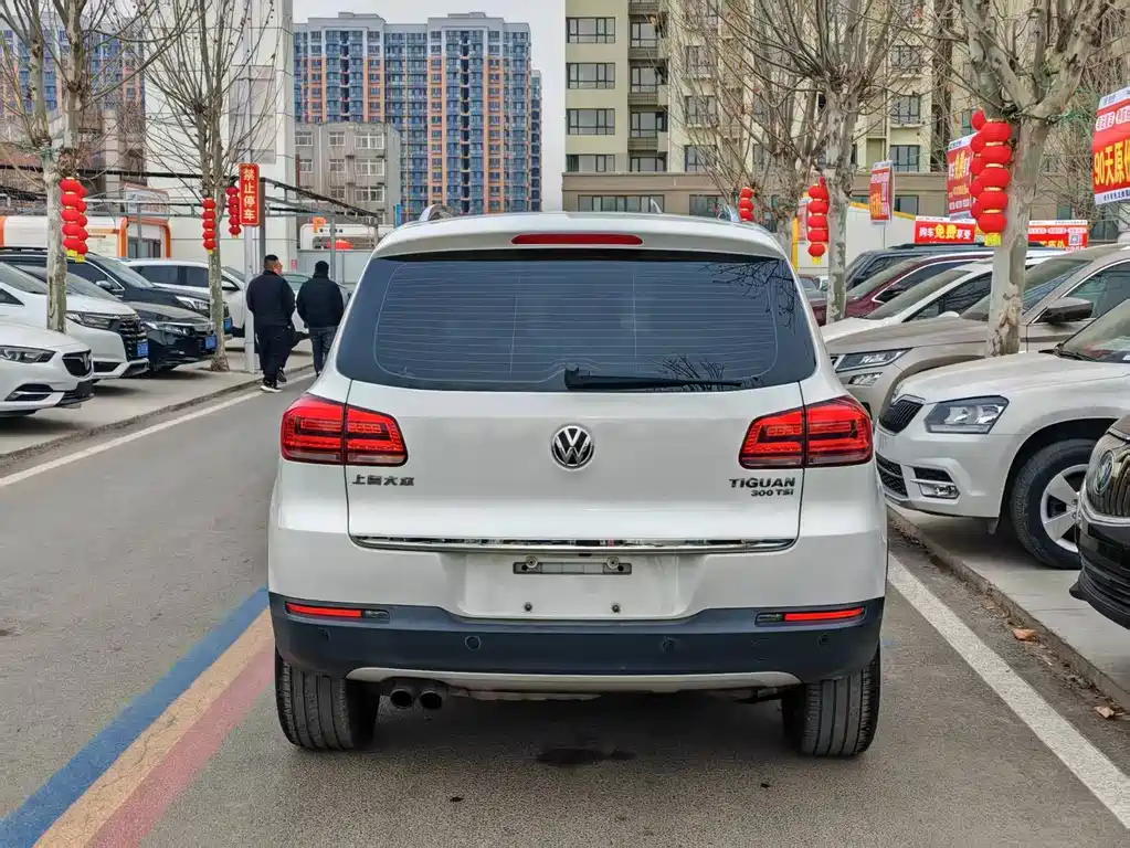 VOLKSWAGEN TIGUAN