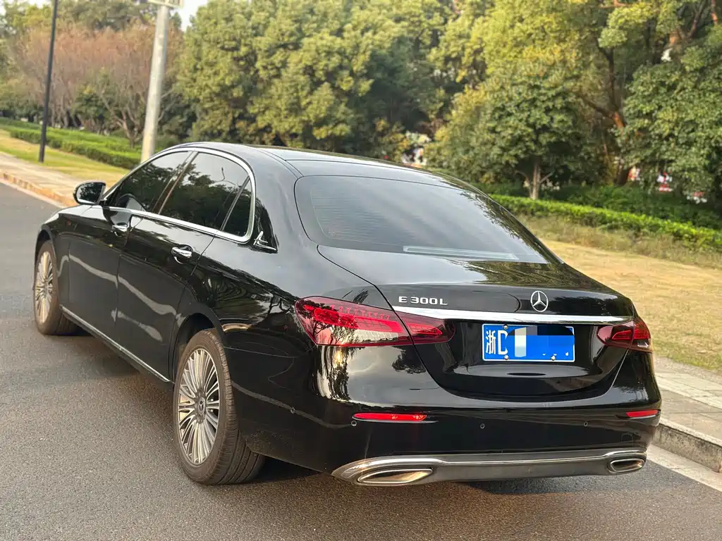 Mercedes-Benz E-Class — миниатюра 7