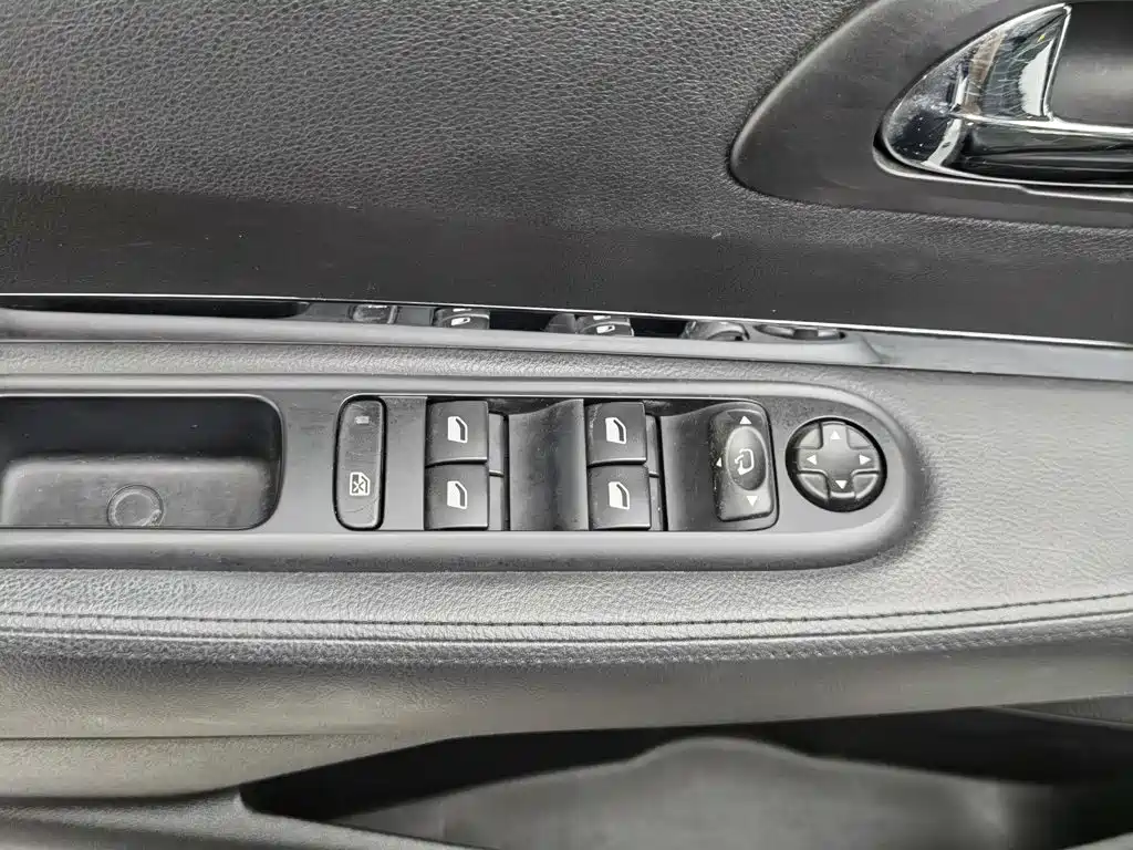 Peugeot 3008 2015 2.0L AT