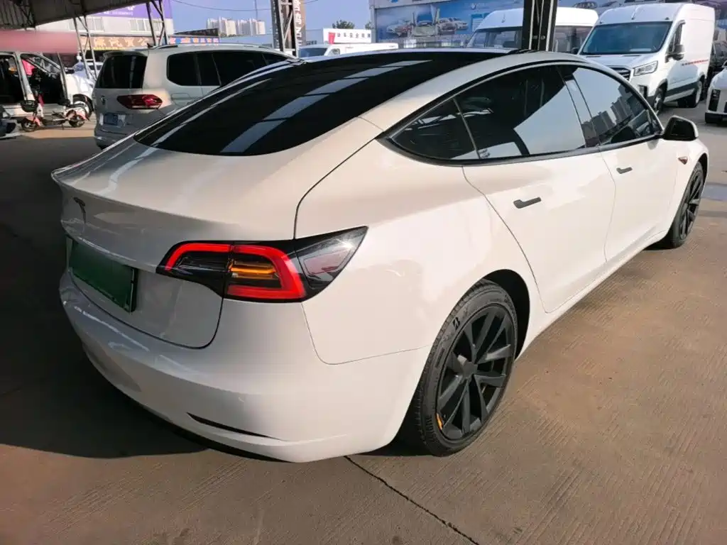Tesla Model 3 — миниатюра 7