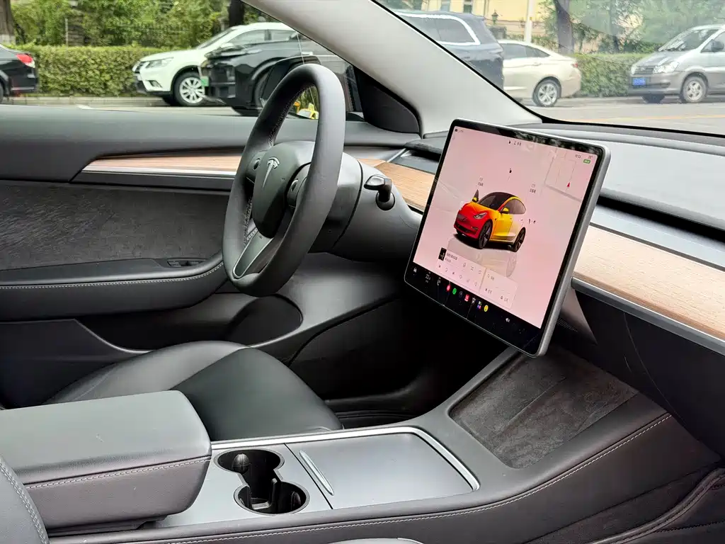 Tesla Model 3 — миниатюра 9