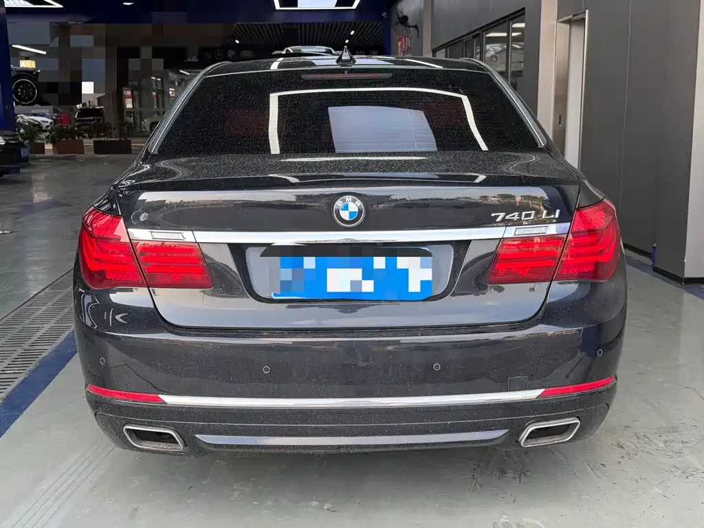 BMW 7 Series — миниатюра 11