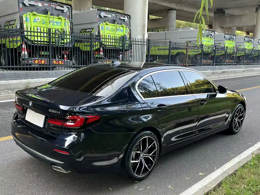BMW 5 Series — миниатюра 6