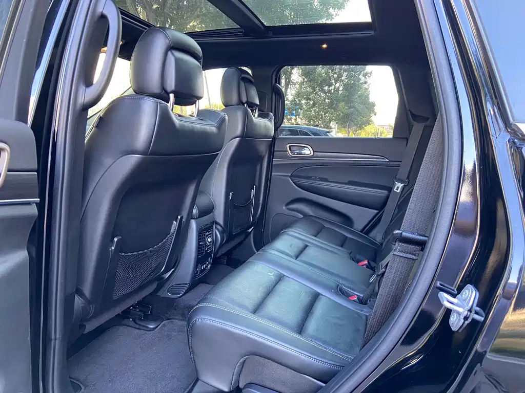 Jeep Grand Cherokee (Import) — миниатюра 10
