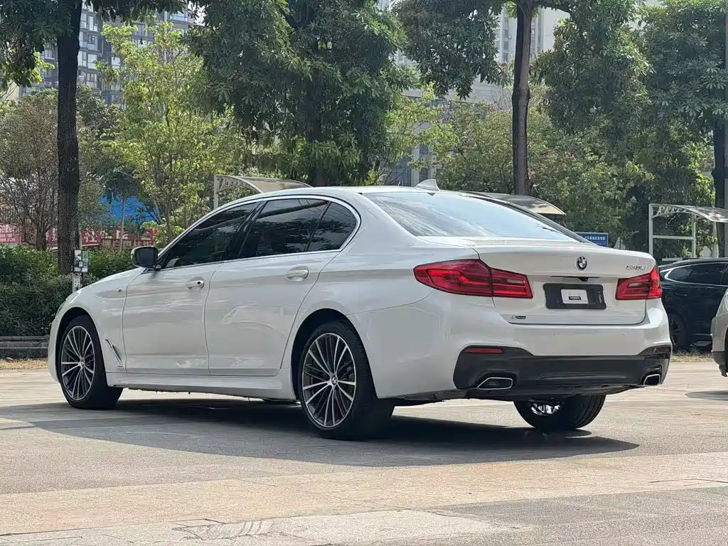 BMW 5 Series — миниатюра 10