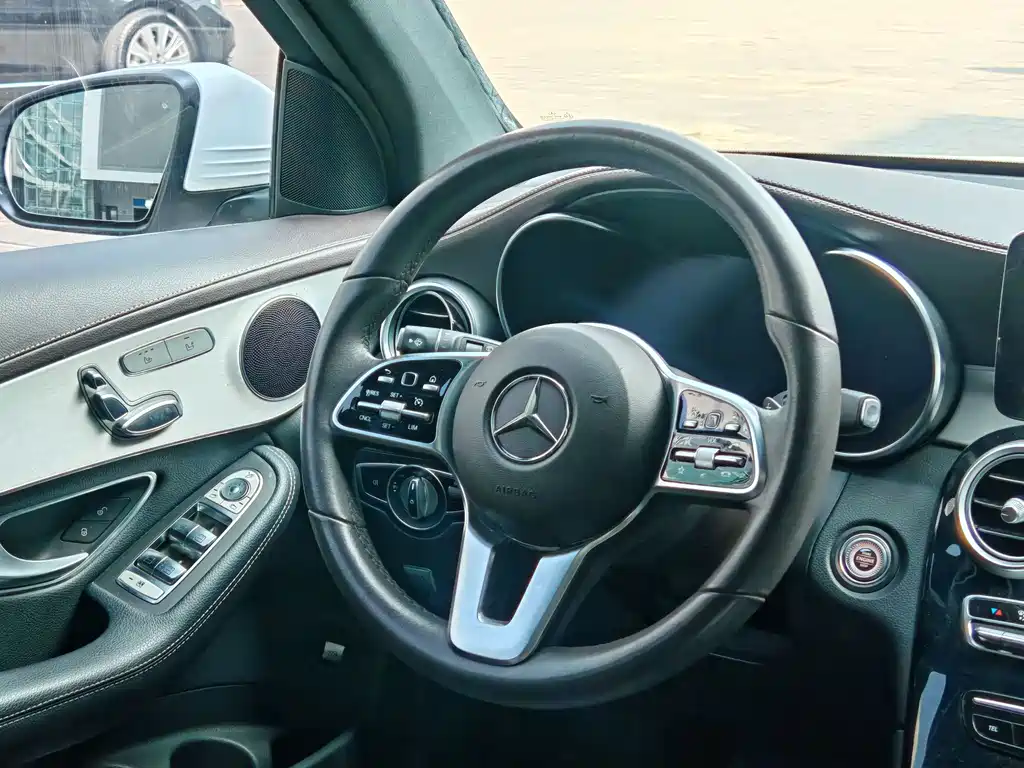 MERCEDES-BENZ GLC