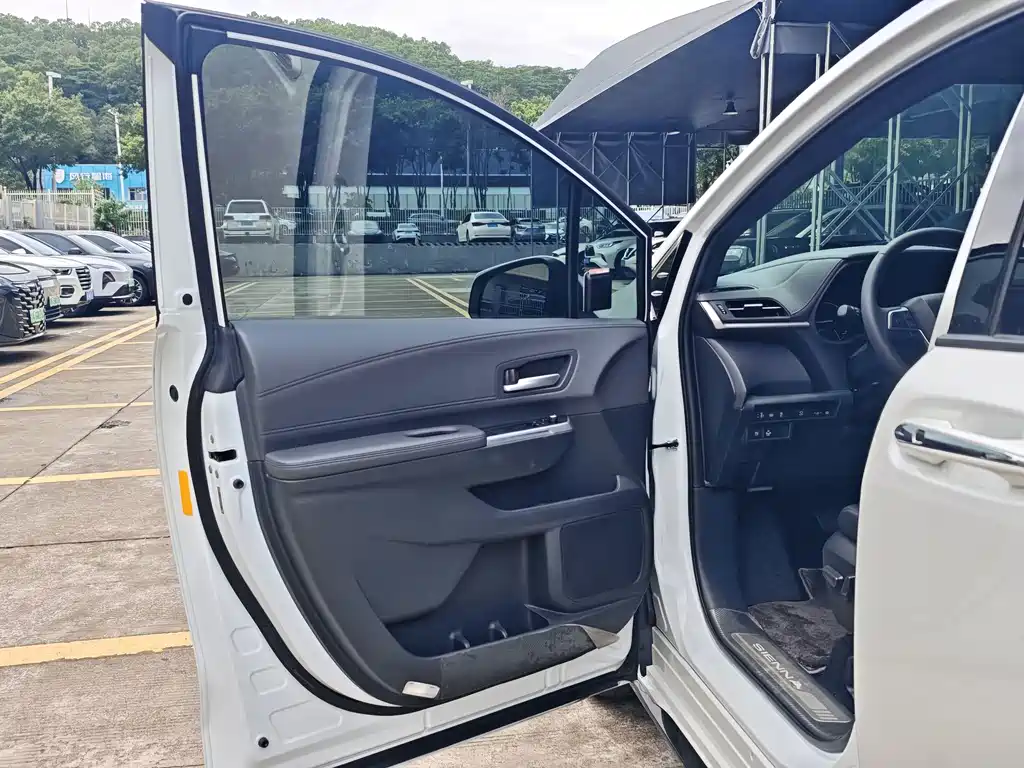 Toyota Sienna — миниатюра 8