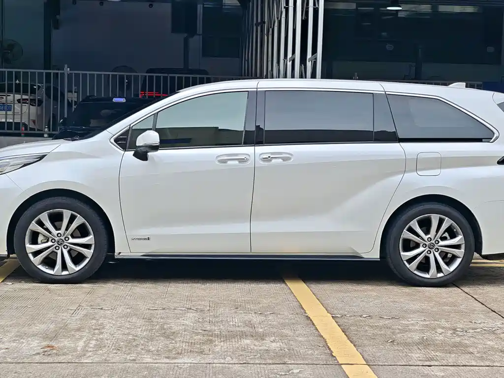 Toyota Sienna — миниатюра 4
