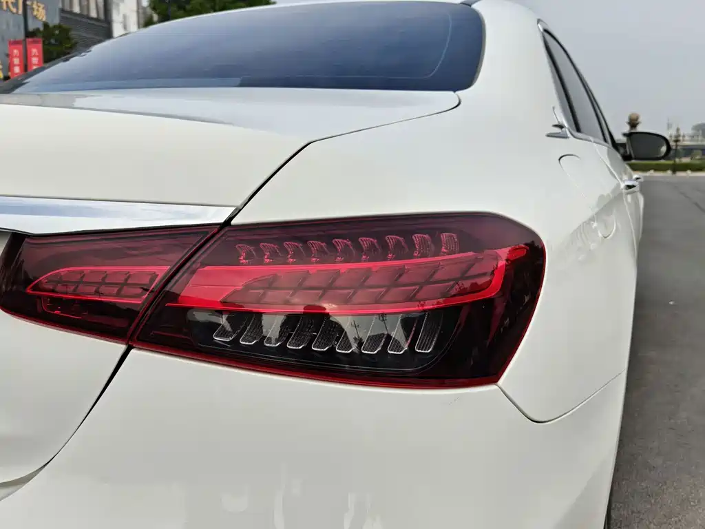 Mercedes-Benz E-Class — миниатюра 11