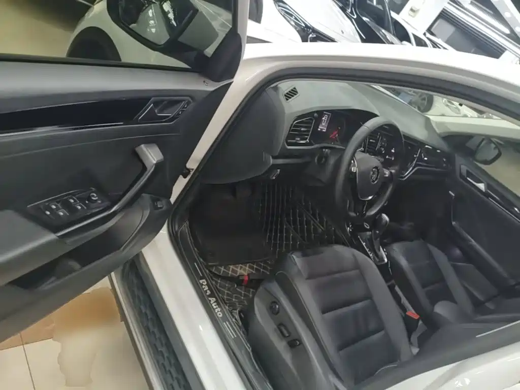 Volkswagen T-Roc — миниатюра 16