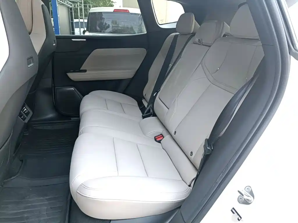 Volvo XC70 PHEV — миниатюра 17