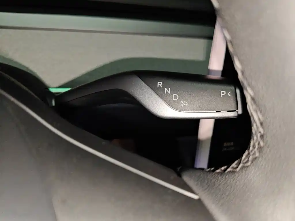 Tesla Model Y — миниатюра 10