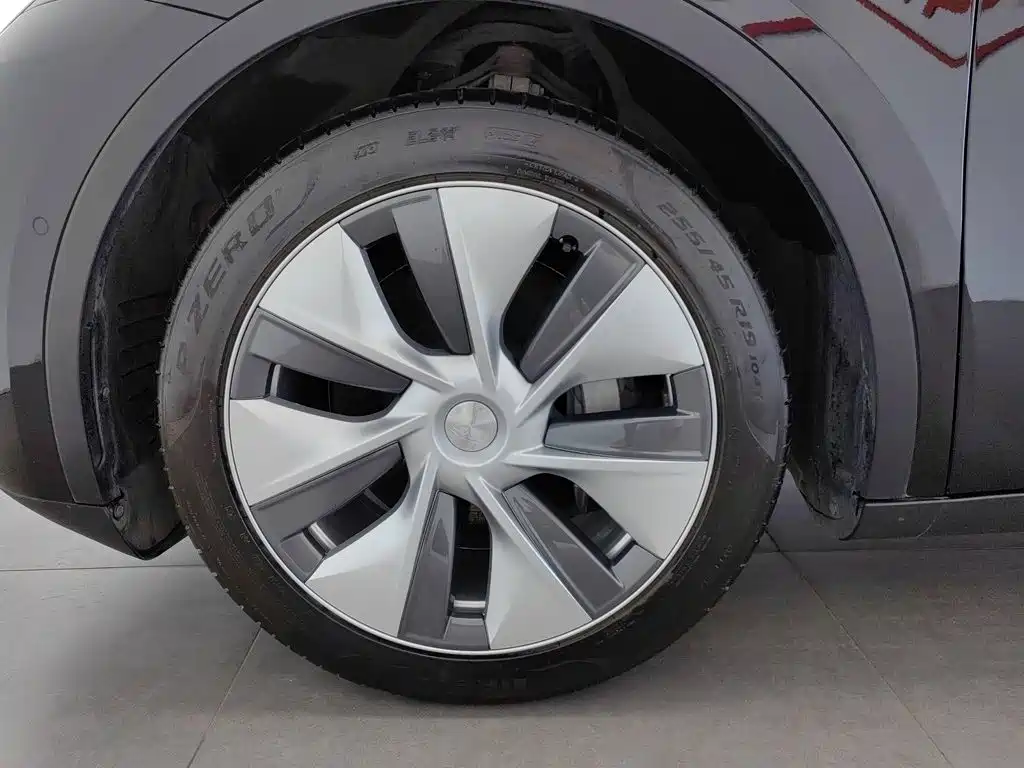 Tesla Model Y — миниатюра 17