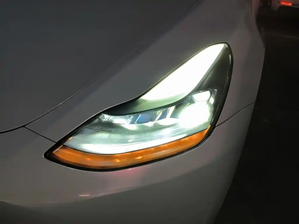 Tesla Model Y — миниатюра 24