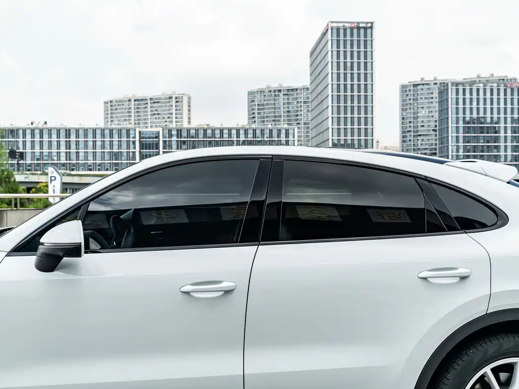 Porsche Cayenne — миниатюра 10