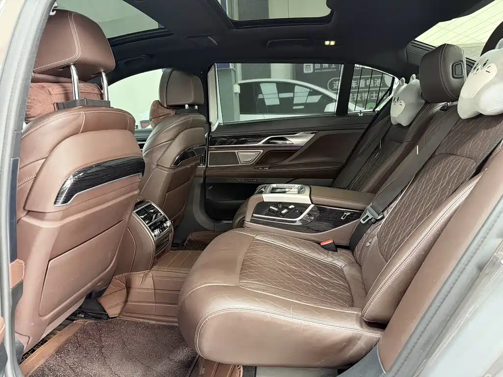 BMW 7 Series — миниатюра 6
