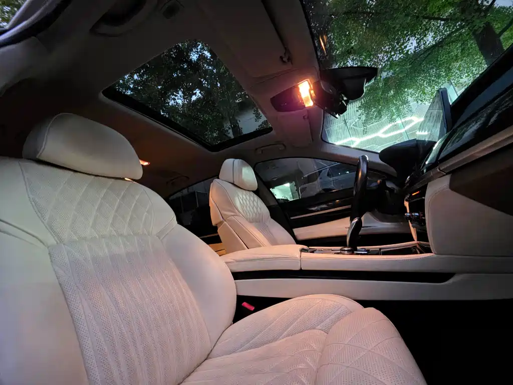 BMW 7 Series — миниатюра 13
