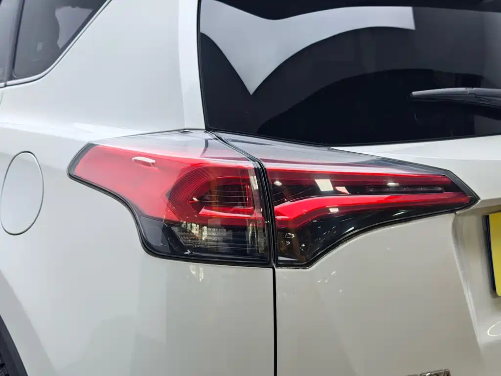 Toyota RAV4 — миниатюра 7