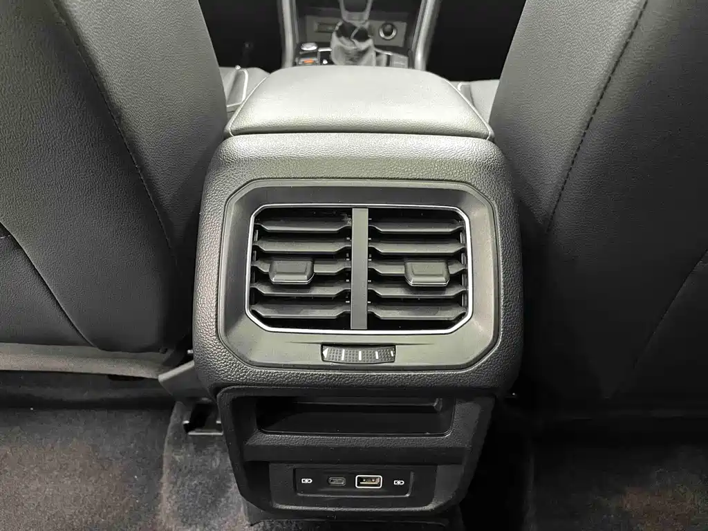 Volkswagen Tiguan L — миниатюра 8