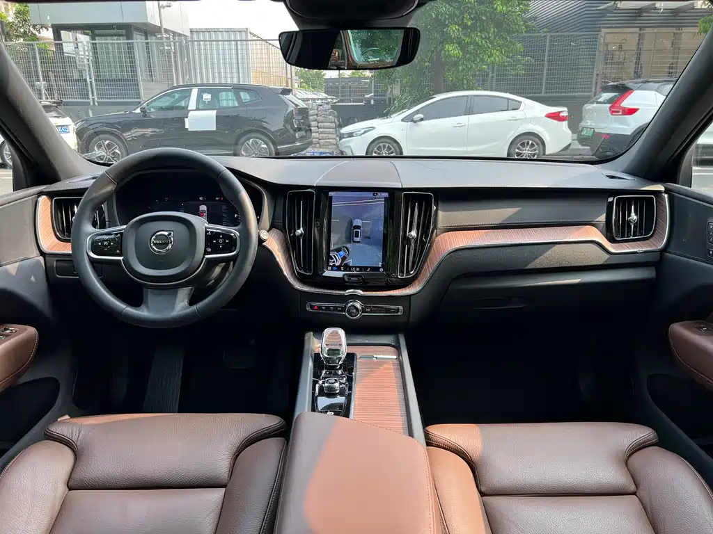 Volvo XC60 PHEV — миниатюра 6