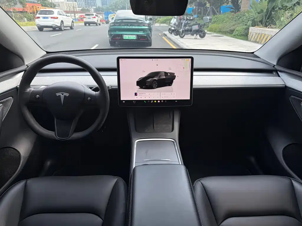 Tesla Model Y — миниатюра 5