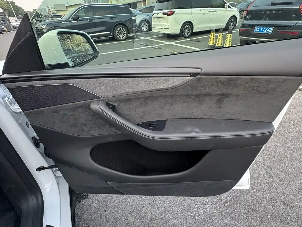 Tesla Model Y L — миниатюра 24