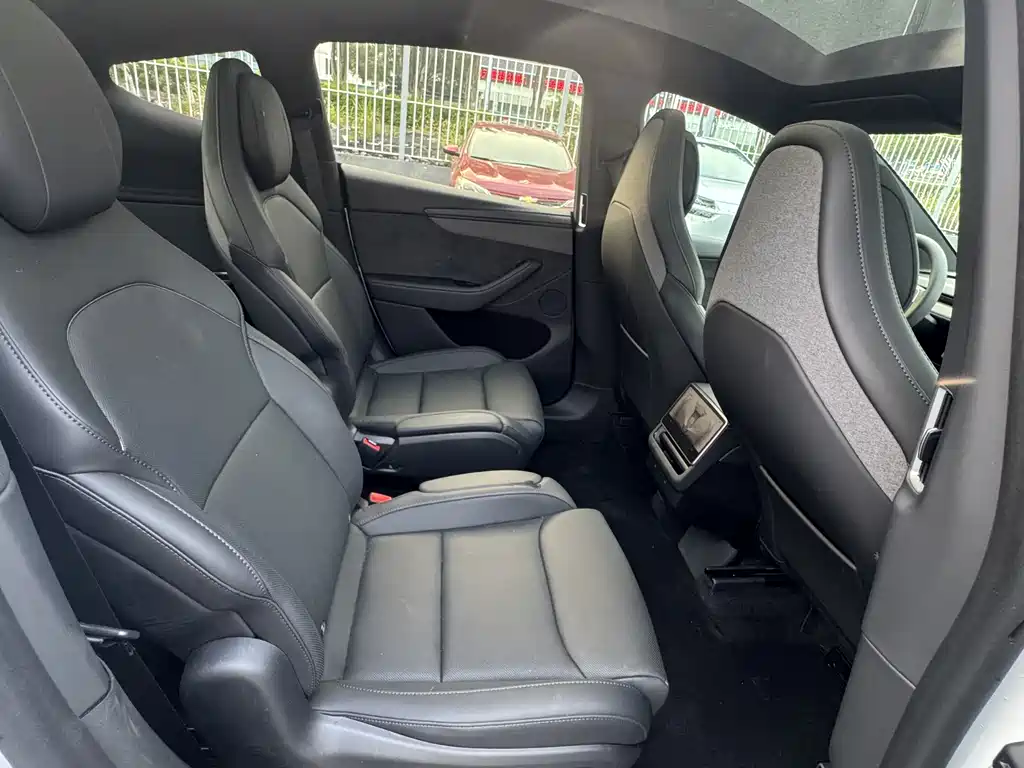 Tesla Model Y L — миниатюра 15