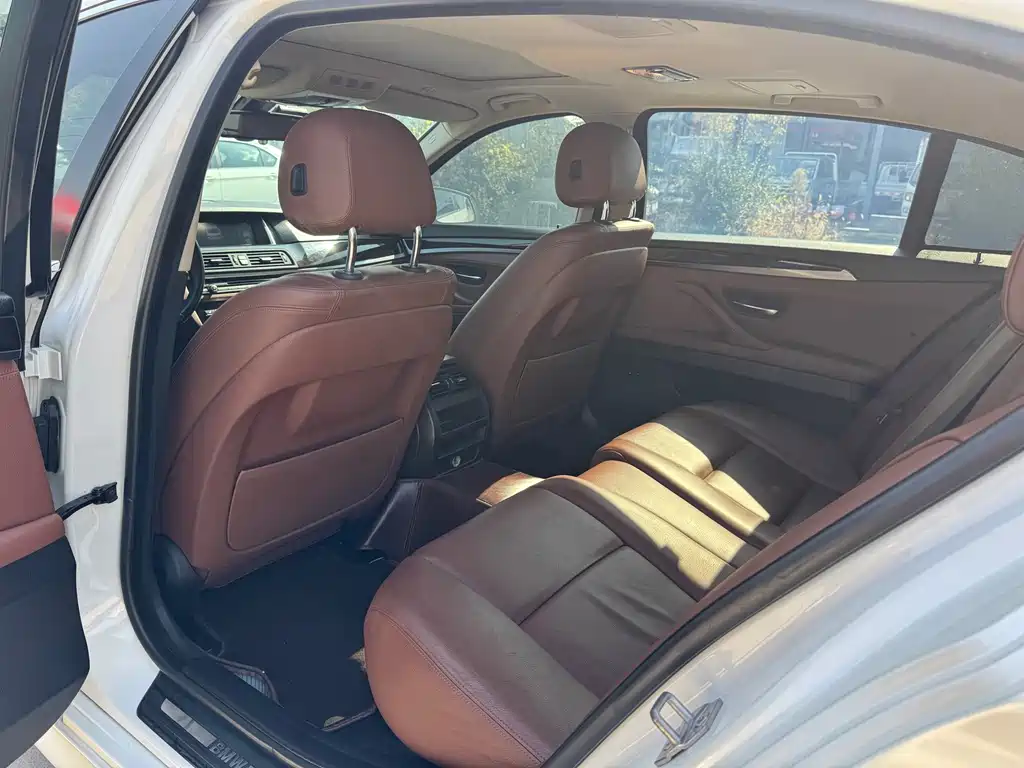 BMW 5 Series — миниатюра 11