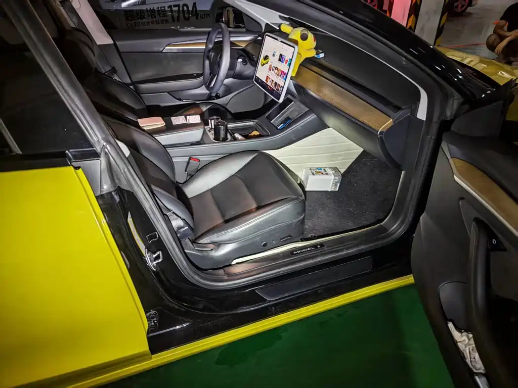 Tesla Model 3 — миниатюра 5