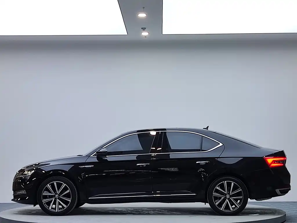 Skoda Superb — миниатюра 5