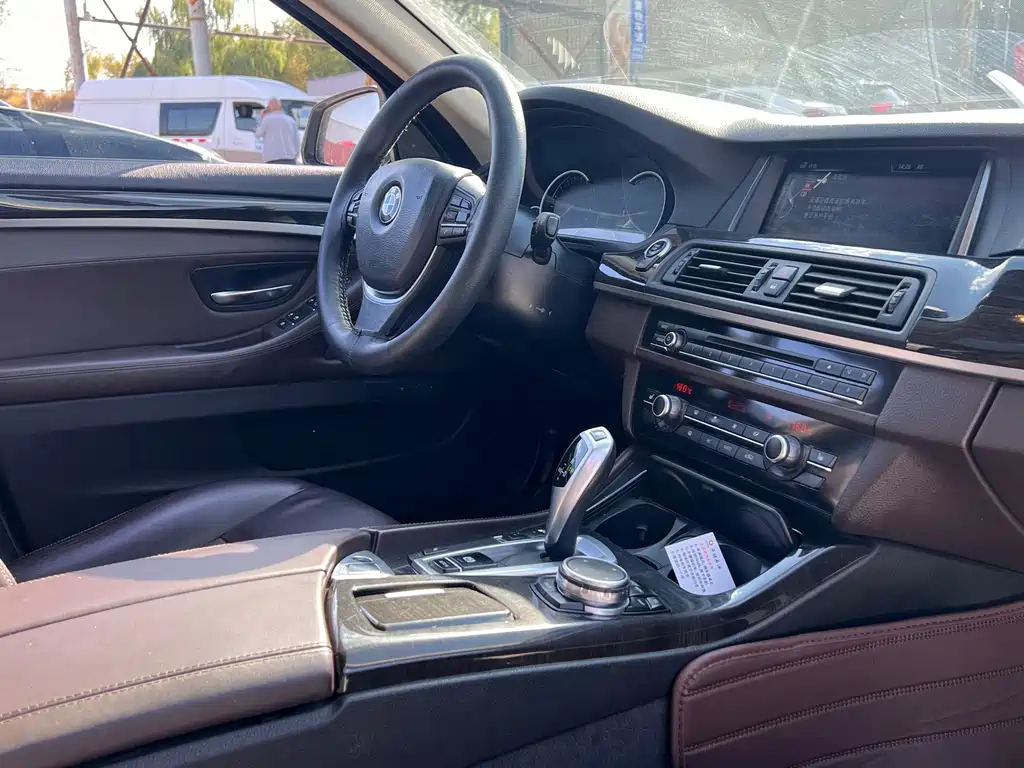 BMW 5 Series — миниатюра 12
