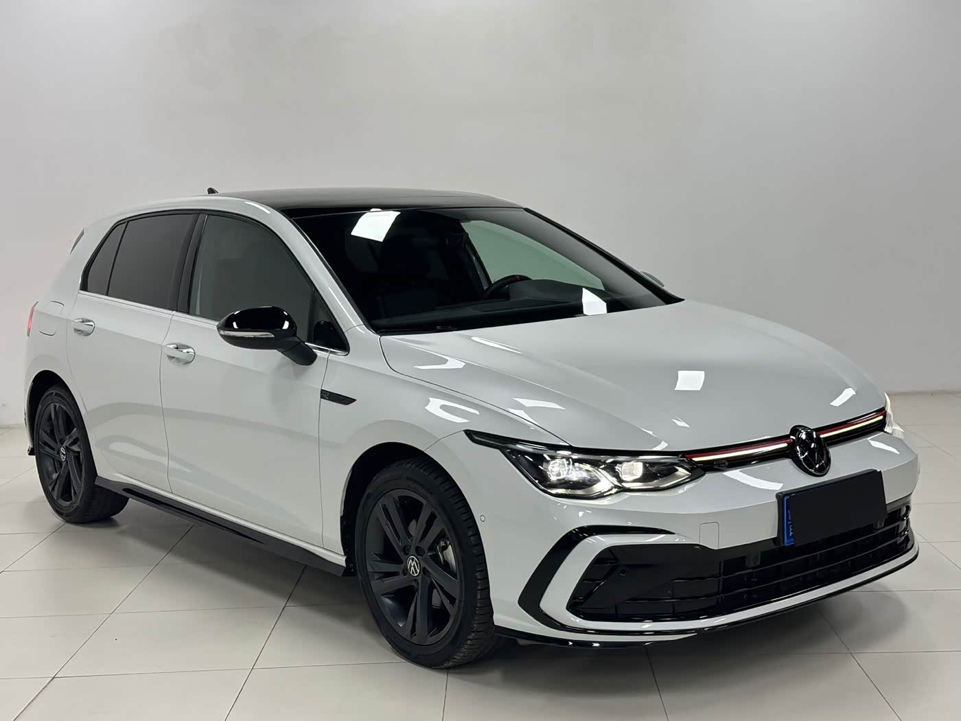Volkswagen Golf 1.4 л 2023 г. Белый, пробег 19000 км