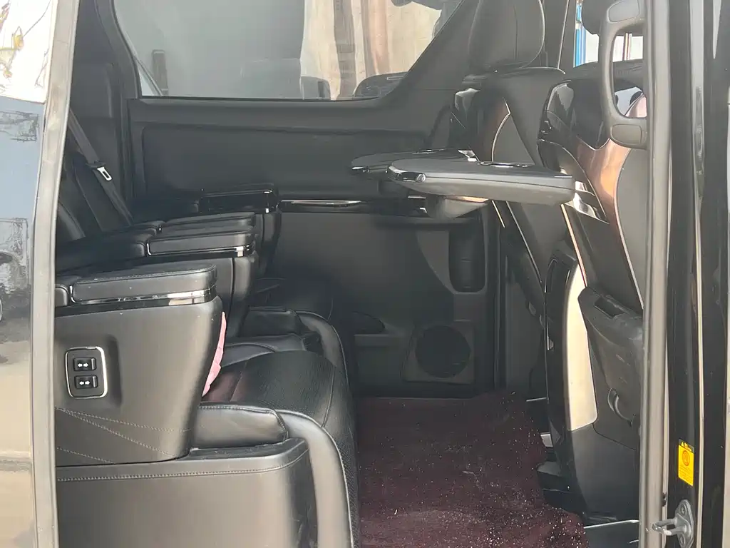 Toyota Alphard — миниатюра 7