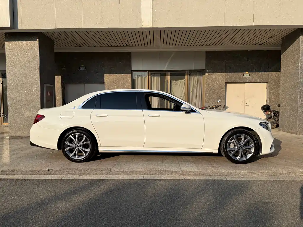 Mercedes-Benz E-Class — миниатюра 5