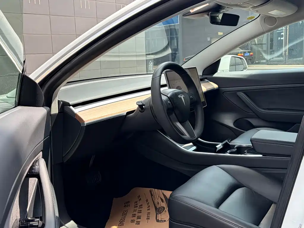 Tesla Model 3 — миниатюра 4