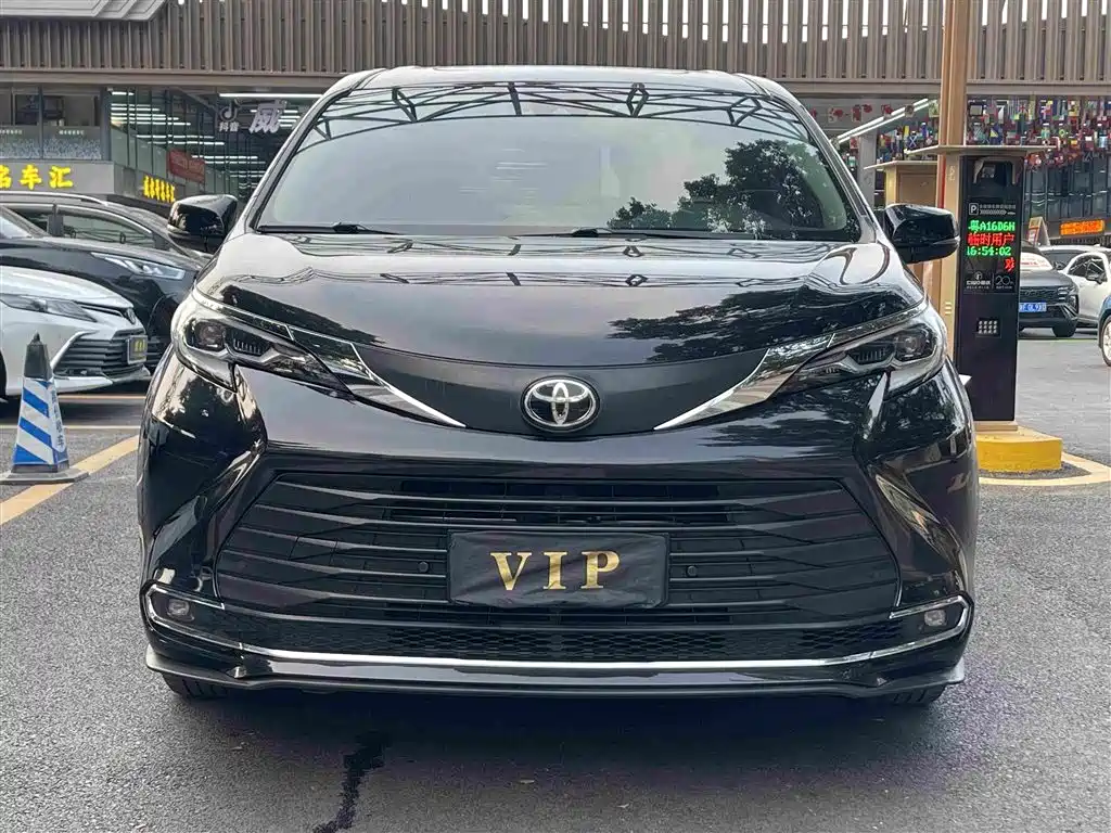 Toyota Sienna — миниатюра 2
