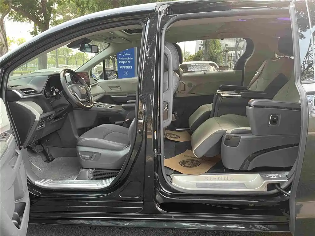 Toyota Sienna — миниатюра 14