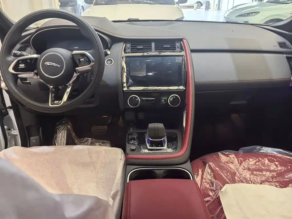 Jaguar E-PACE — миниатюра 5