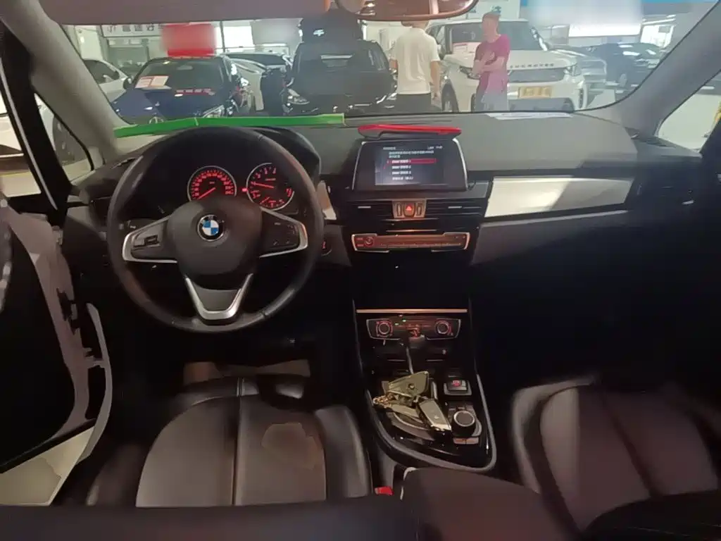 BMW 2 Series Active Tourer — миниатюра 10