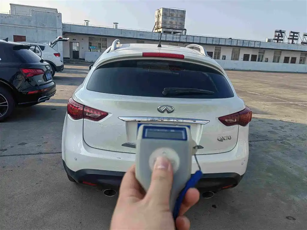 Infiniti QX70 2013 3.7L Standard