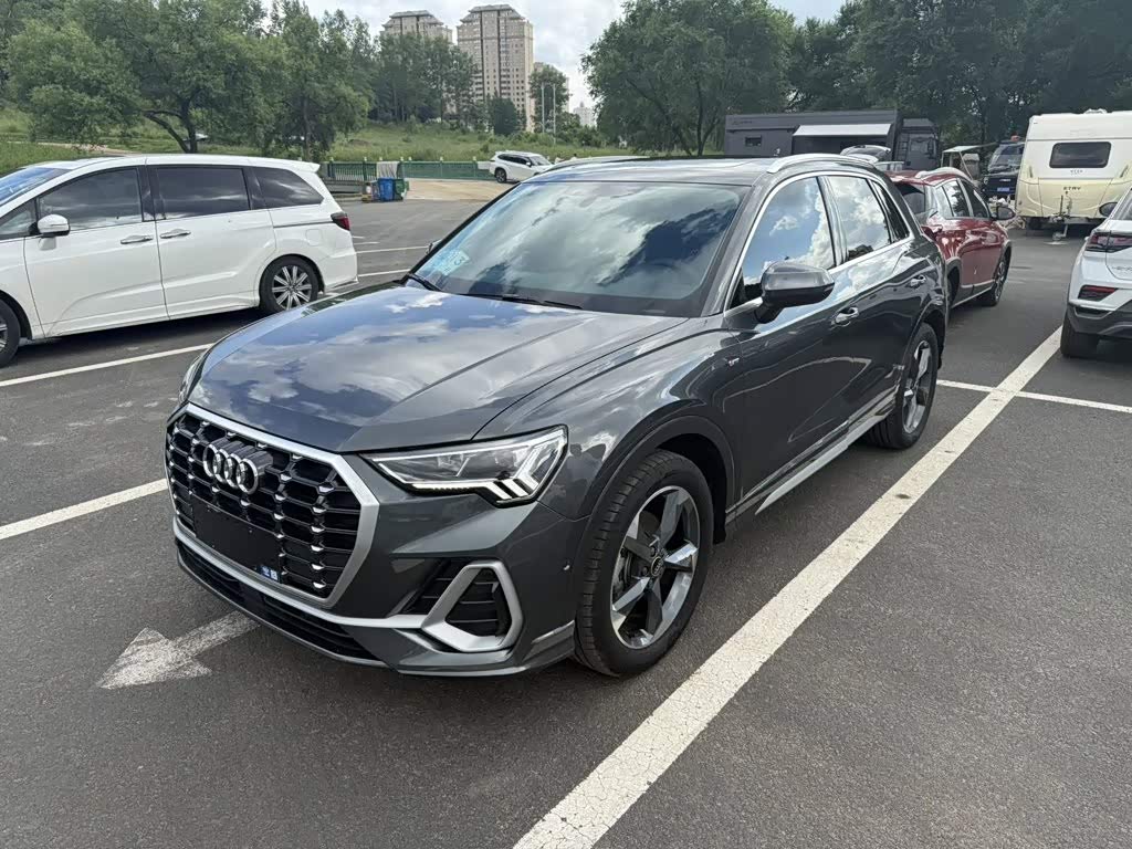 Audi Q3 1.4 л 2022 г. Серебристо-серый, пробег 5000 км