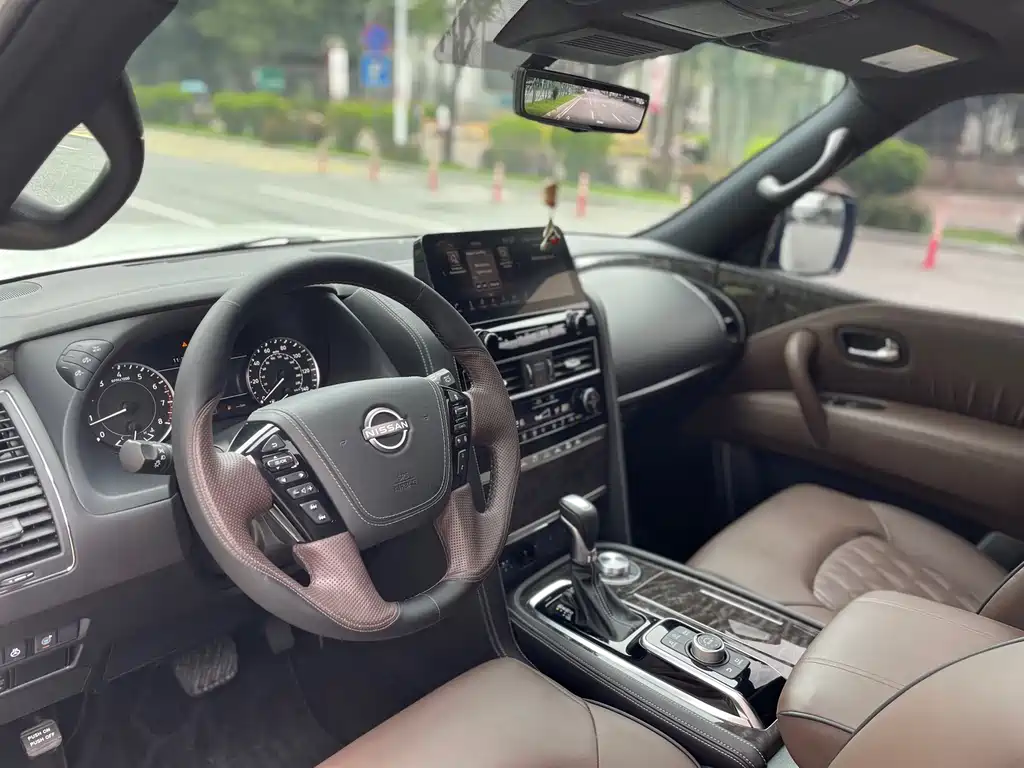 Nissan Patrol — миниатюра 15