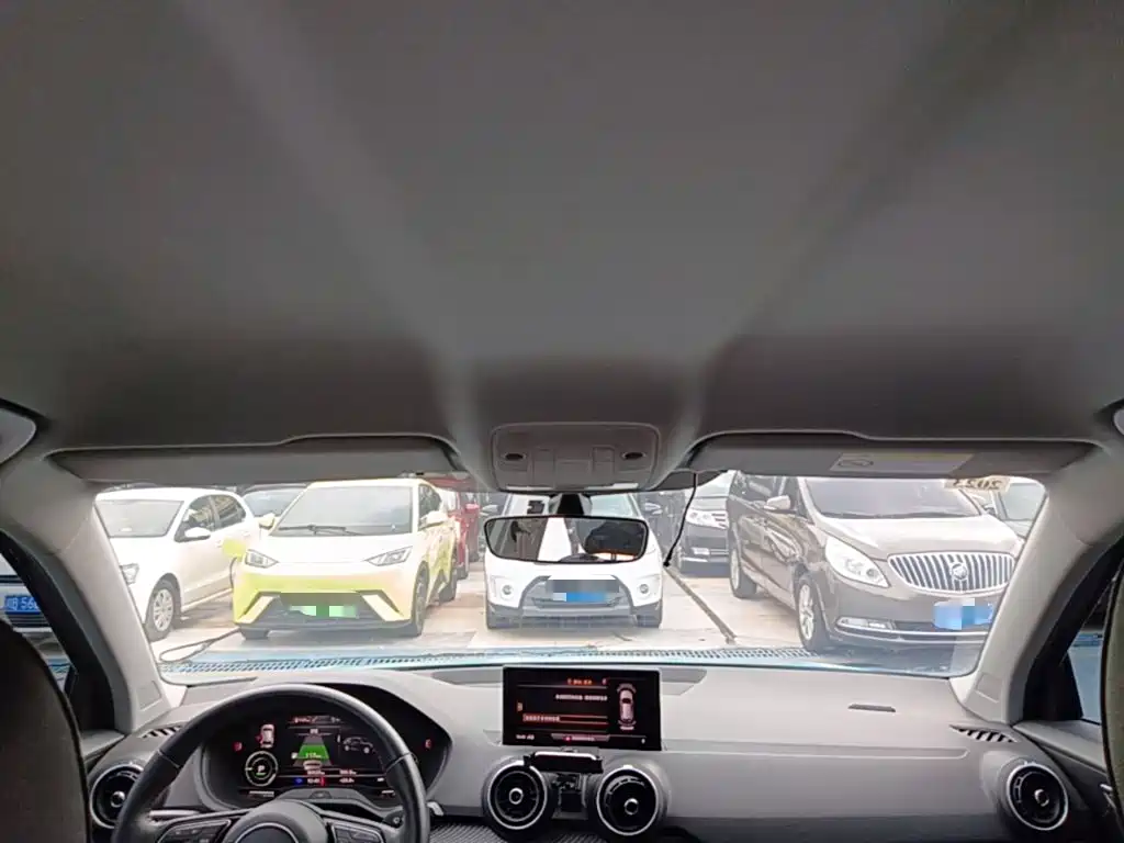Audi Q2L e-tron — миниатюра 18
