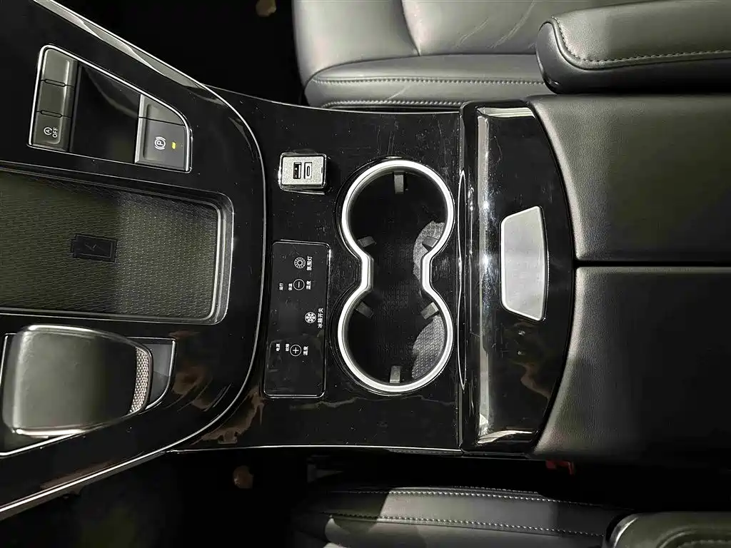Hongqi HQ9 2023 2.0T